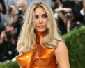 Με μεταλλικό πορτοκαλί bodysuit η Κιμ Καρντάσιαν στο Met Gala 