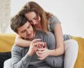 Ψυχολόγοι αποκαλύπτουν τις μικρές «περίεργες» συνήθειες που ενισχύουν τη συναισθηματική σύνδεση στα ευτυχισμένα ζευγάρια.