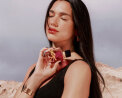 Η Dua Lipa διαφημίζει το YSL Beauty Libre Berry Crush Eau de Parfum