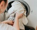 Λεκέδες από αντηλιακό στα ρούχα: Πώς να τα καθαρίσετε εύκολα χωρίς να τα καταστρέψετε