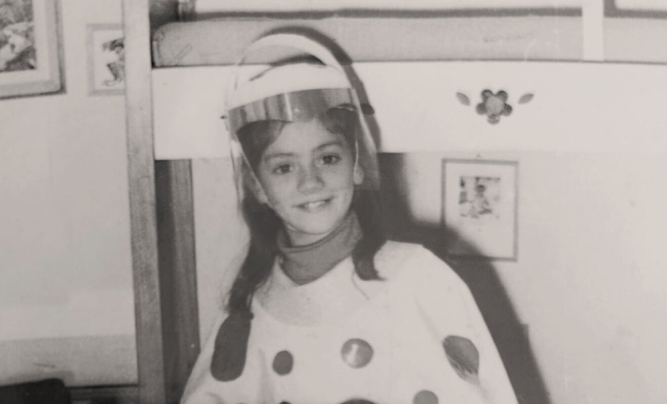 Η Μανίνα Ζουμπουλάκη ντυμένη αστροναύτης