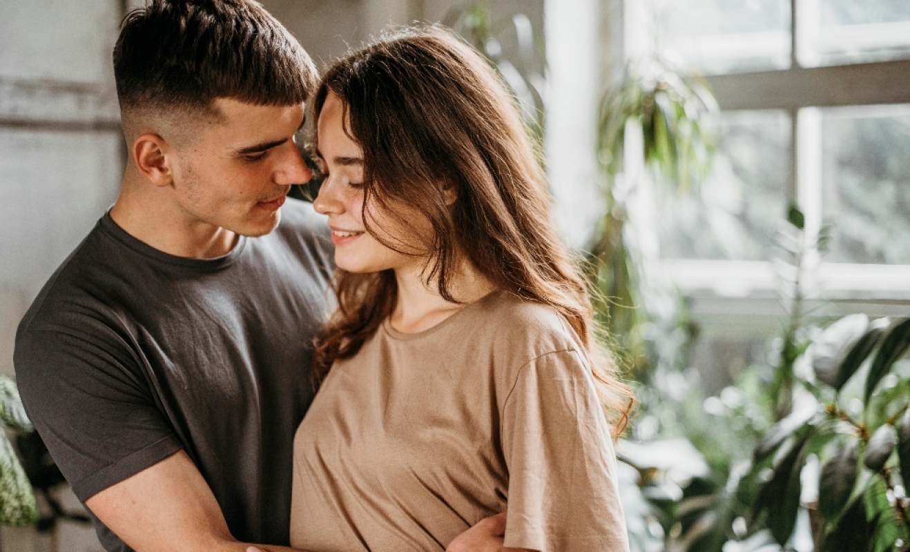 Lavender Marriage: Γιατί οι «γάμοι - βιτρίνα» γίνονται ξανά το καταφύγιο των νέων;