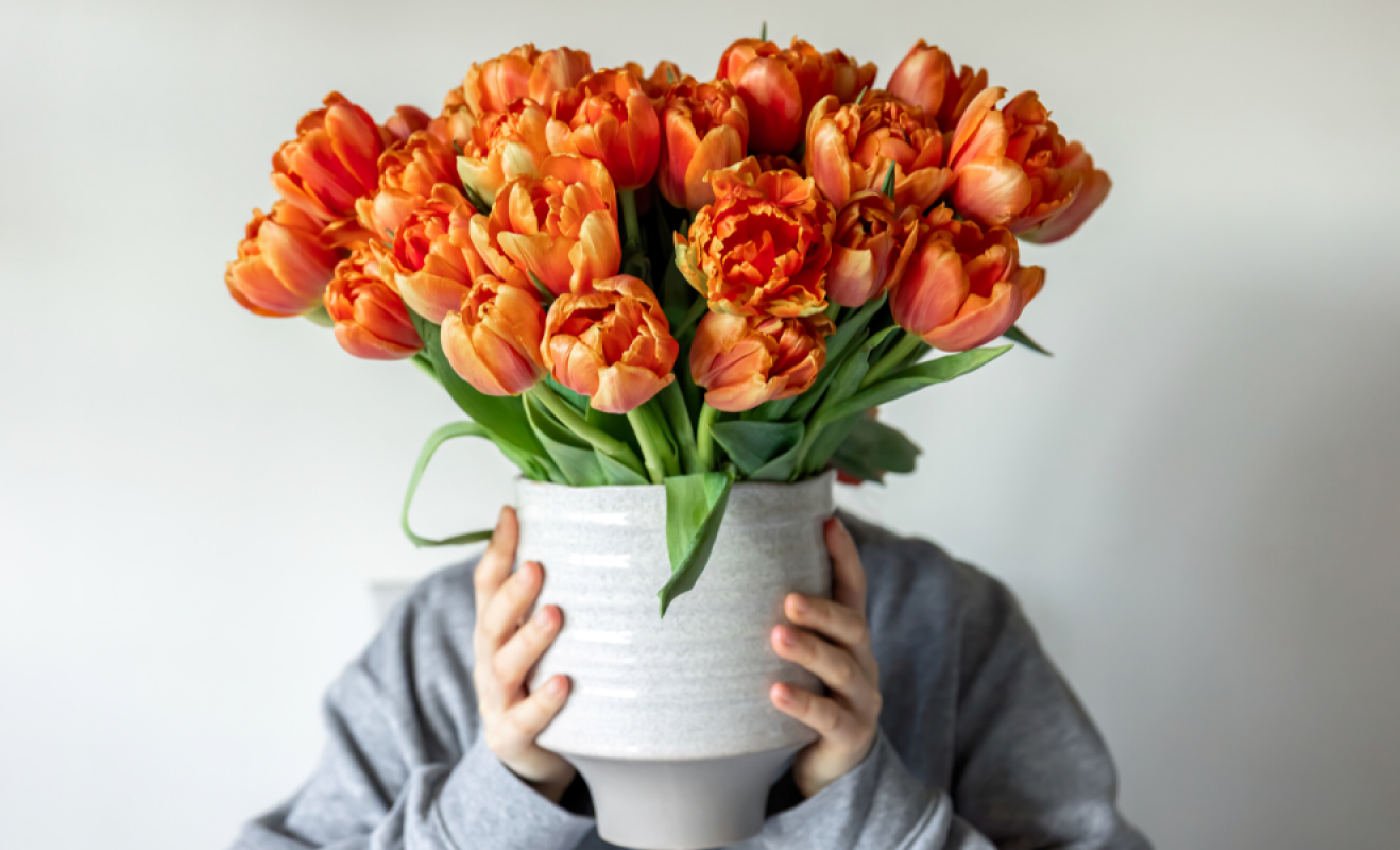 Λουλούδια στο βάζο: τα tips που θα τα κρατήσουν ζωντανά για περισσότερες μέρες