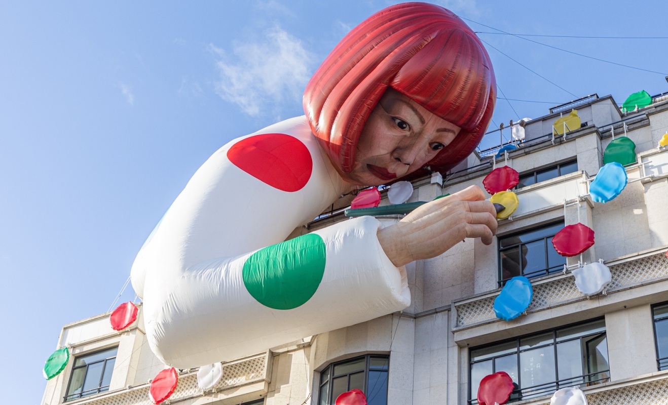 Ομοίωμα της Yayoi Kusama στην μπουτίκ του Louis Vuitton στο Παρίσι
