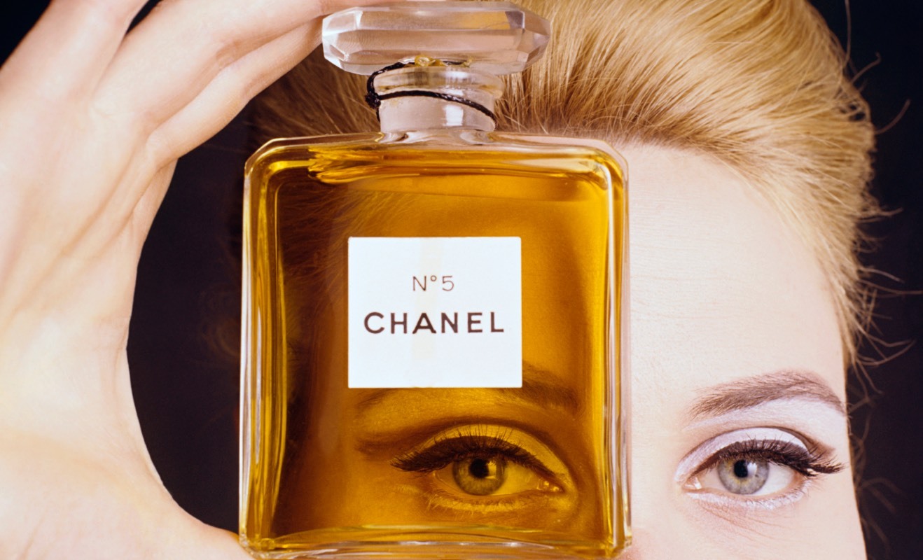 κοπέλα με άρωμα chanel no5