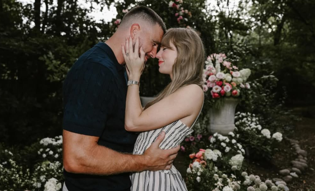 H Τέιλορ Σουίφτ και ο Τράβις Κέλσι την ημέρα του αρραβώνα τους 