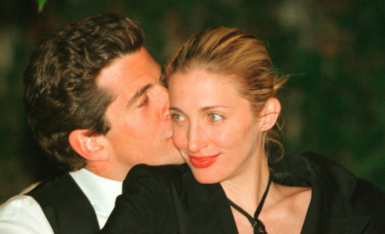 Ο Τζον Φ. Κένεντι Τζούνιορ και Καρολίν Μπεσέτ στο ετήσιο δείπνο των Ανταποκριτών του Λευκού Οίκου την 1η Μαΐου 1999, Ουάσινγκτον