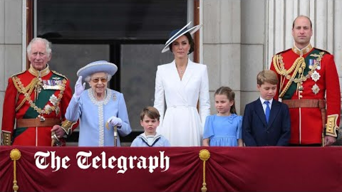 Jubilee: Queen and family watch fly-past from Buckingham Palace balcony