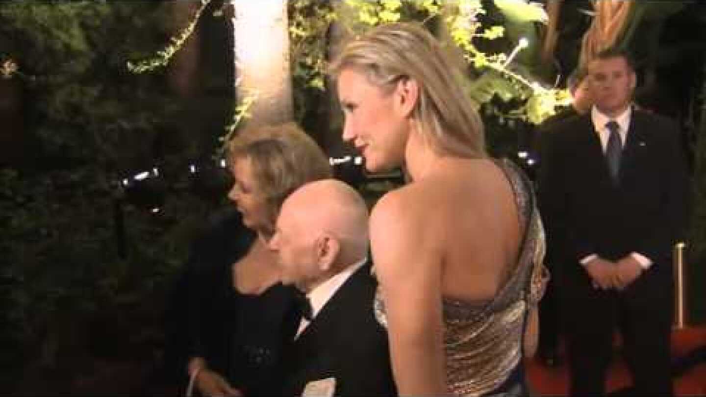 Mickey Rooney, wife Jan pose with Cameron Diaz at 2010 Vanity Fair Oscars after party Video
