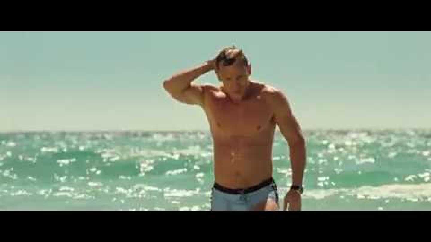 CASINO ROYALE - BOND WALKS OUT OF THE SEA