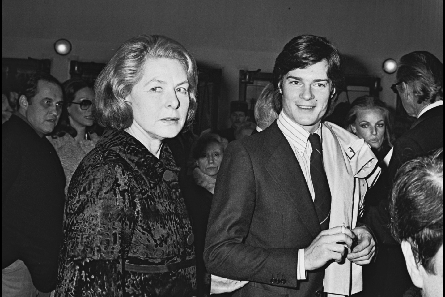 Η Ingrid Bergman με το γιο της Roberto Rossellini σε πάρτι, 1976