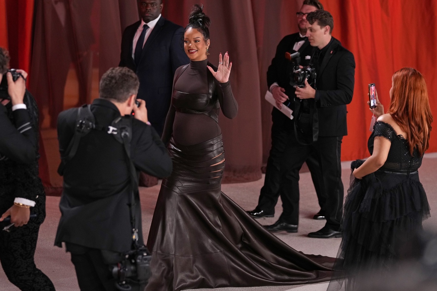 H «απαγορευμένη» για συζύγους και μητέρες τάση της μόδας για διαφάνεια και η «επιλεκτική οργή» που αποκαλύπτει τον μισογυνισμό των social media.