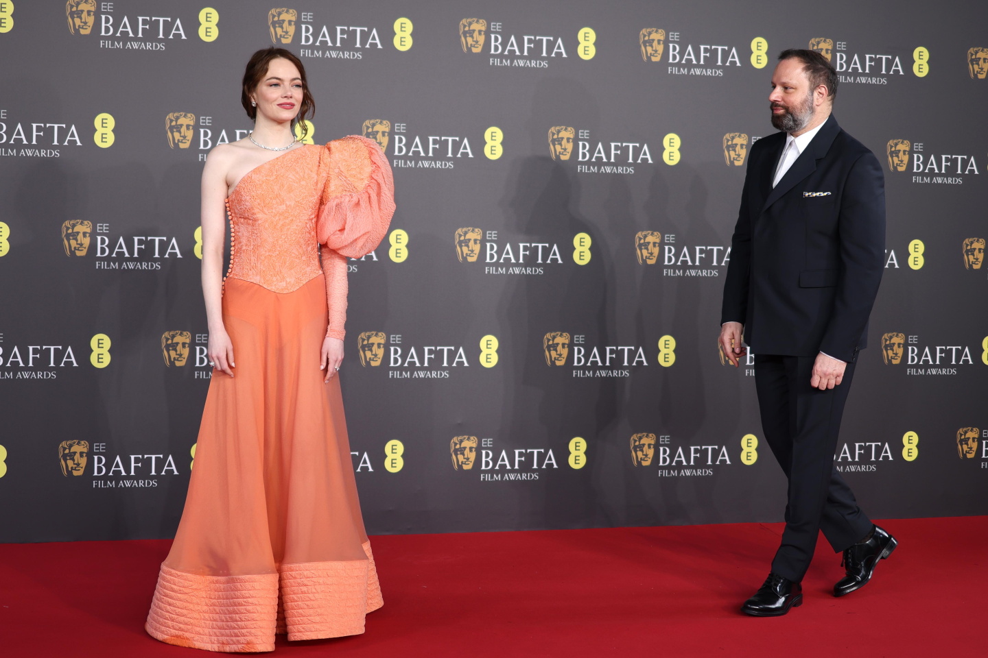 Emma Stone και Γιώργος Λάνθιμος. © EPA/ NEIL HALL