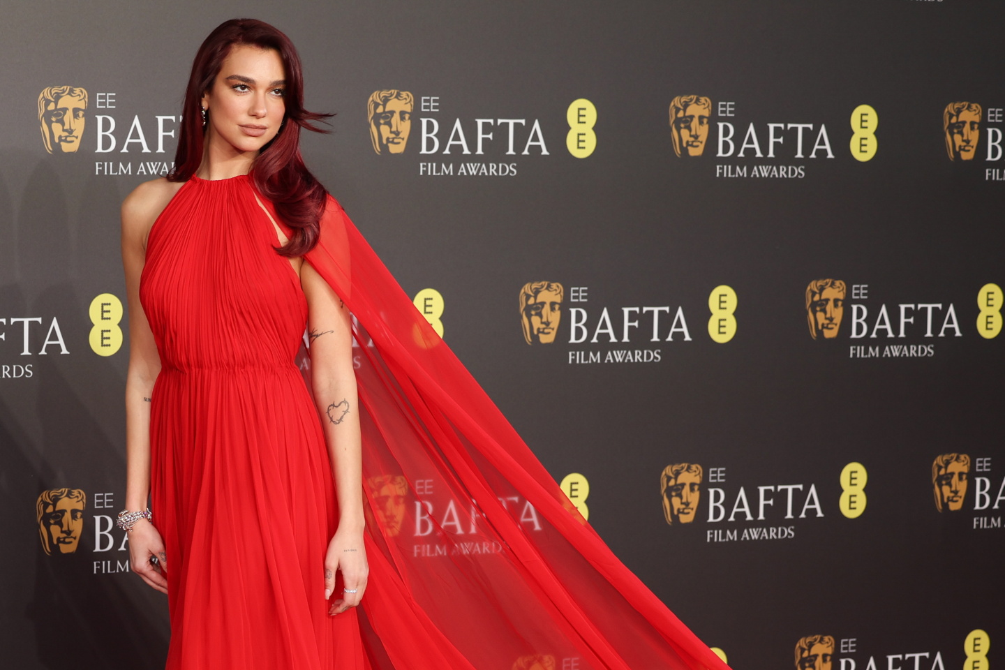 Η Dua Lipa με Valentino και κοσμήματα Tiffany & Co. © EPA / NEIL HALL