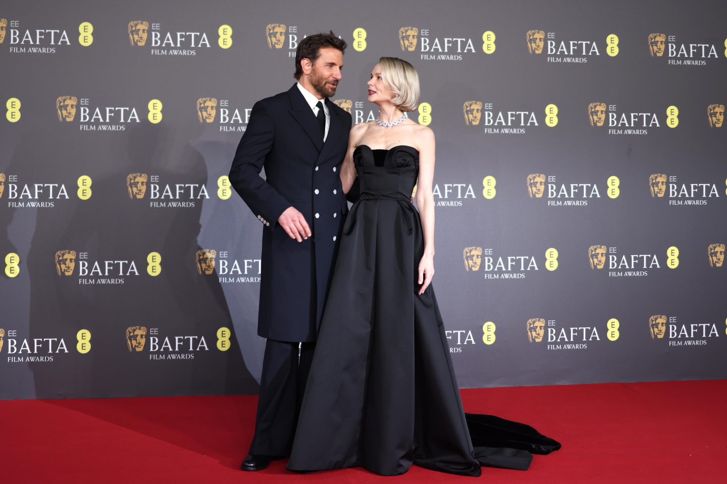 Ο Bradley Cooper με Louis Vuitton και η Carey Mulligan με vintage Dior και κοσμήματα Bulgari. © EPA / NEIL HALL