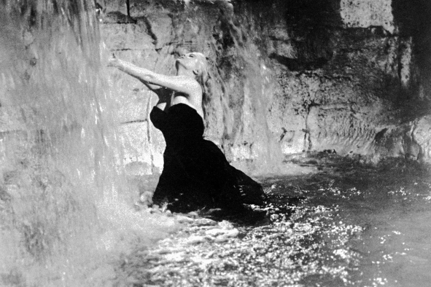 Η Anita Ekberg με στράπλες Cristóbal Balenciaga στην ταινία La Dolce Vita (1960) ©Getty Images/ United Archives