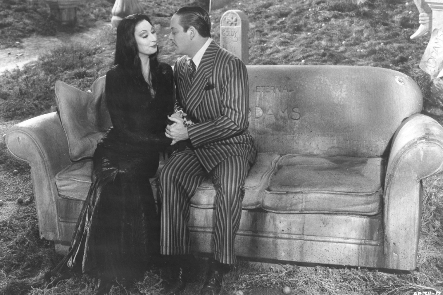 Η Anjelica Huston με το χαρακτηριστικό της gothic μακρύ φόρεμα στην «Οικογένεια Άνταμς» (1991) ©Getty Images/ United Archives