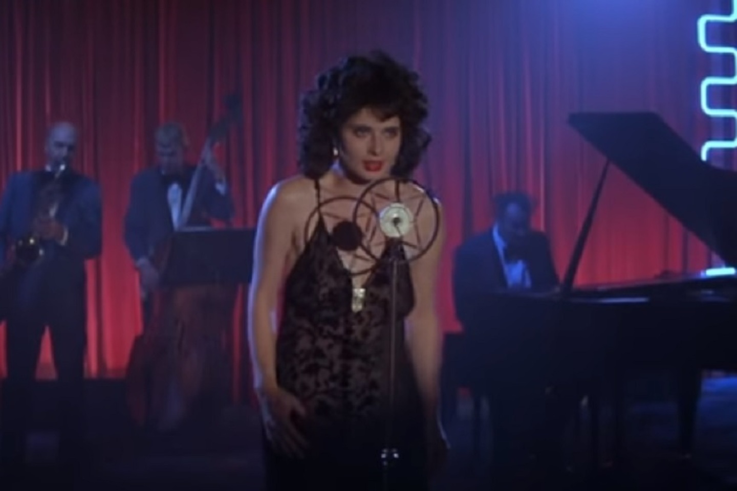 Η Isabella Rossellini με δαντελένια μάξι τουαλέτα στην ταινία "Blue Velvet" (1986) ©IMDB