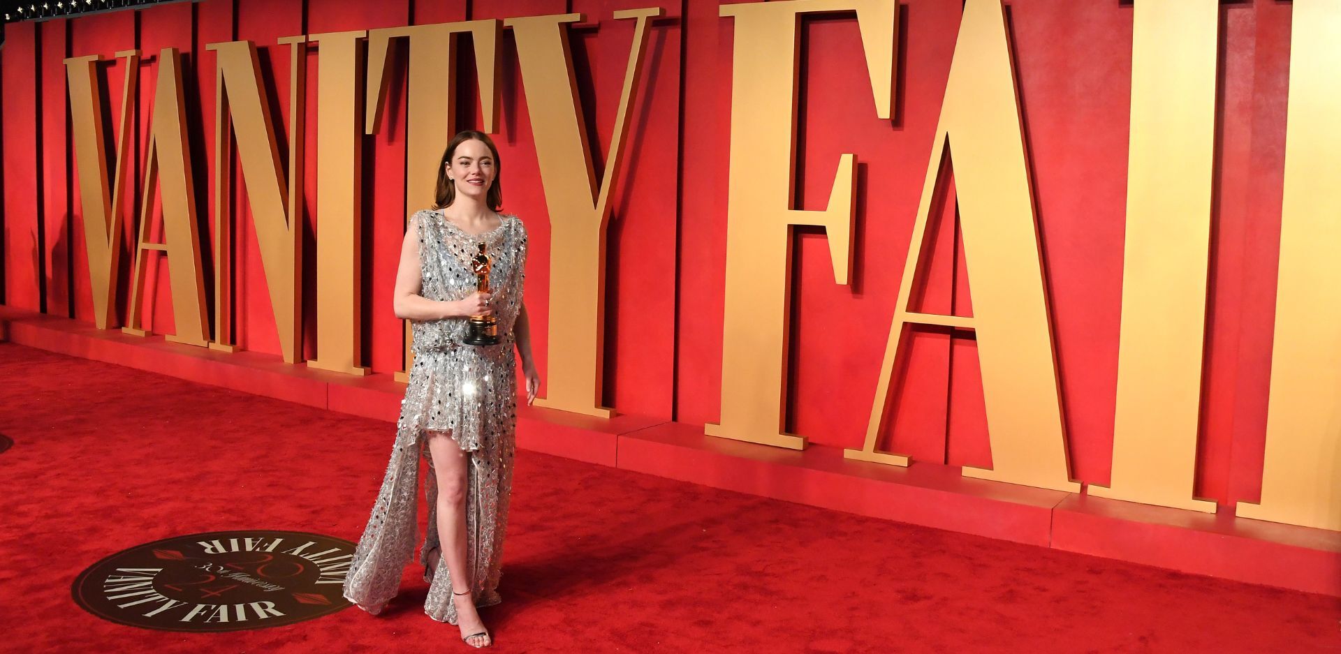 H Έμμα Στόουν με το χρυσό αγαλματάκι στο Vanity Fair Oscars Party