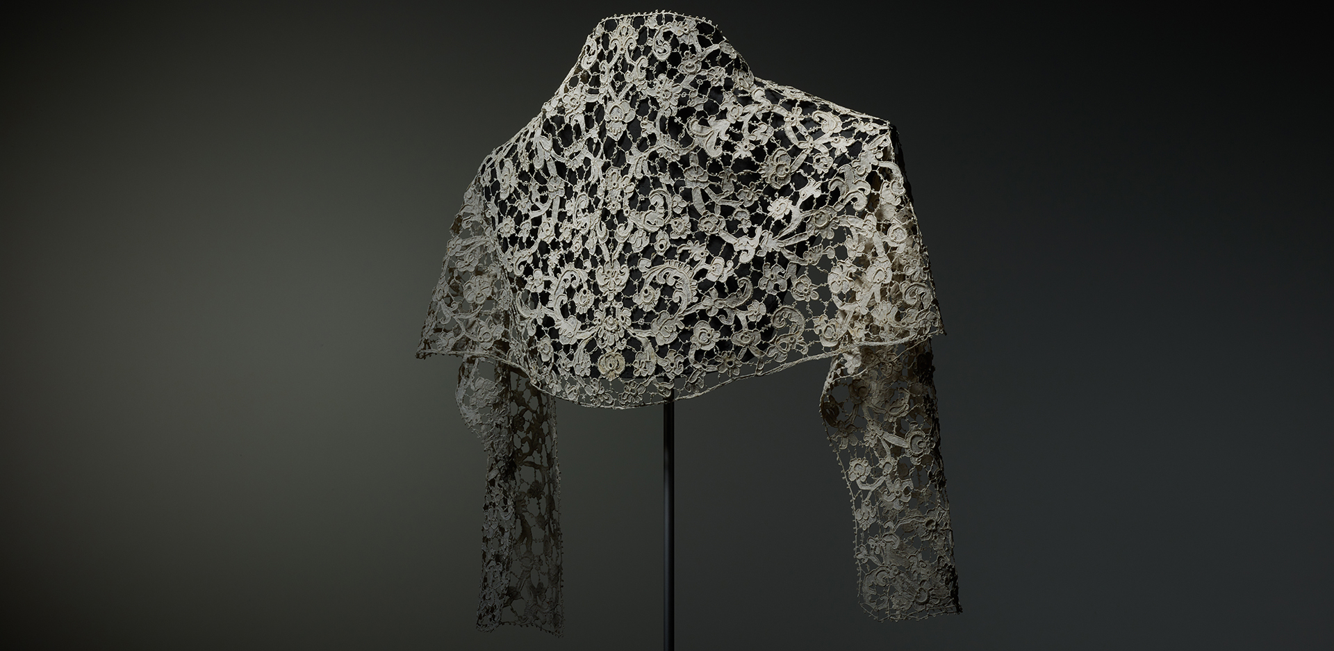 Δαντελένιο μαντήλι φτιαγμένο με βελόνα. Ιταλία, περ. 1700. Textilmuseum St. Gallen. Δωρεά του John Jacoby, 1954. © Michael Rast / Bard Graduate Center