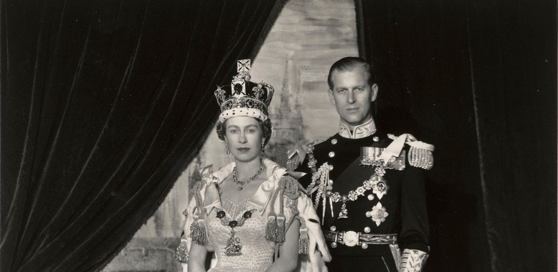 Η Βασίλισσα Ελισάβετ με τον πρίγκιπα Φίλιππο σε επίσημο πορτραίτο του Cecil Beaton, από την ημέρα της στέψης της, το 1953. 