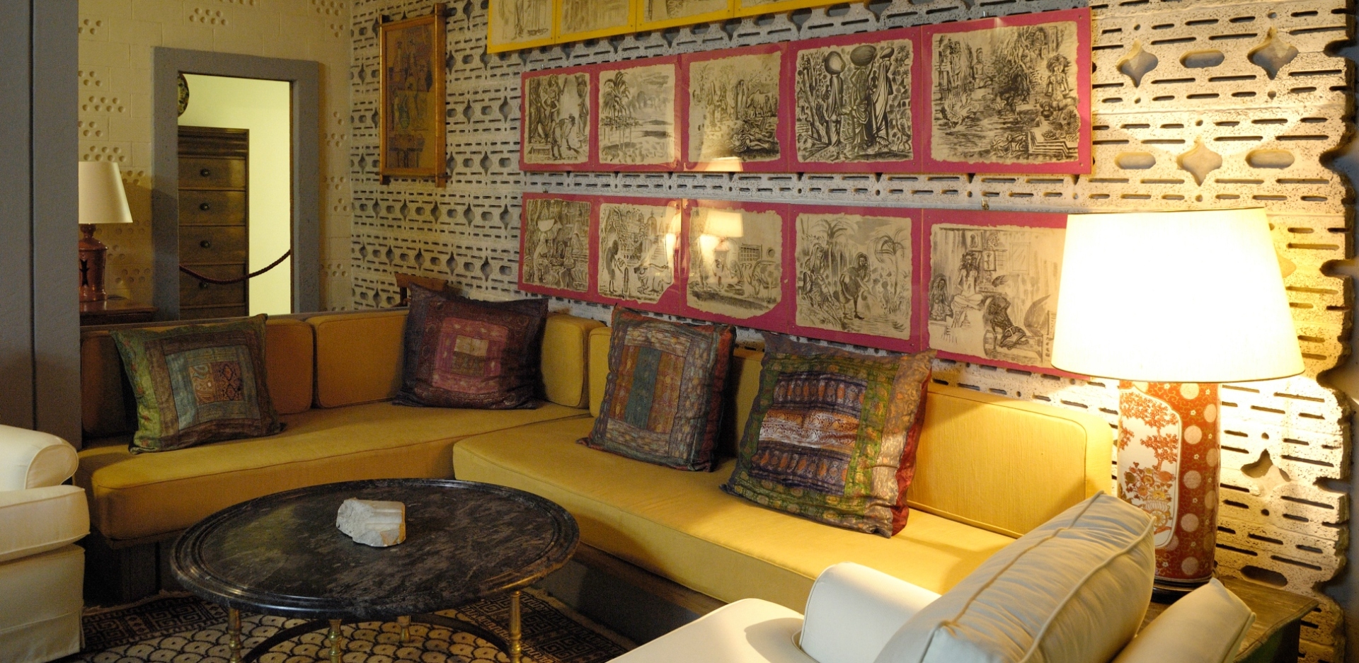 To εσωτερικό στο σαλόνι του Νίκου Χατζηκυριάκου Γκίκα