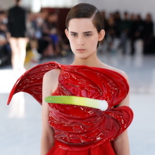 Loewe: Η συλλογή για τη σεζόν Άνοιξη/Καλοκαίρι 2023 που παρουσίασε ο Jonathan Anderson ήταν βασισμένη στο ανθούριο.