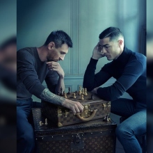 Κριστιάνο Ρονάλντο και Λιονέλ Μέσι σε μια «κρίσιμη» παρτίδα σκάκι για τον Louis Vuitton