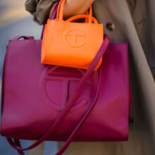 Telfar: Το brand εγκαινιάζει μια νέα στρατηγική στην τιμολόγηση των συλλογών του, βάζοντας τον αγοραστή στο παιχνίδι.