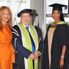 Επίτιμη διδάκτωρ για την προσφορά της στην μόδα χρίστηκε η Ναόμι Κάμπελ