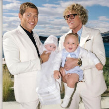 Ευάγγελος Μπούσης και Πήτερ Ντούντας με τα παιδιά τους στη βάφτιση στη Βουλιαγμένη