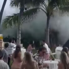 Πελώριο κύμα εισβάλλει σε γαμήλια δεξίωση στη Χαβάη