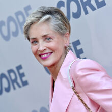 Σάρον Στόουν: Ποζάρει τόπλες δίπλα στην πισίνα και το Instagram την αποθεώνει