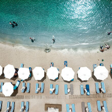 Παραλία με ομπρέλες από ψηλά