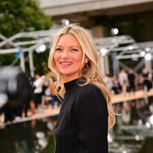 Kate Moss: Αναζητά την πληρότητα βουτώντας γυμνή σε λίμνη