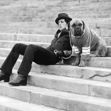 Σταλόνε: Κάλυψε το τατουάζ που απεικονίζει τη σύζυγό του με το πρόσωπο του σκύλου του