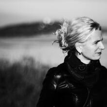 Γυναίκα που κοιτάζει στο πλάι