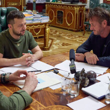 Ο Σον Πεν σε συνάντηση με τον Βολοντίμιρ Ζελένσκι στο Κίεβο