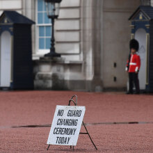 Ακυρώθηκε η τελετή αλλαγής φρουράς στα Ανάκτορα του Μπάκιγχαμ, όπως αναφέρει η ταμπέλα στην είσοδο