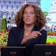 Σαστισμένη η Ιταλίδα δημοσιογράφος ετοιμάζεται να ανακοινώσει τον θάνατο της βασίλισσας Ελισάβετ