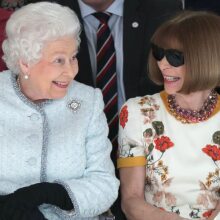 Η βασίλισσα Ελισάβετ με την Αν Γουίντουρ της Vogue