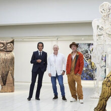 Ο Μπραντ Πιτ με τον Νικ Κέιβ σε έκθεση με έργα τέχνης τους στη Φινλανδία