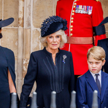 Από αριστερά: Μέγκαν, Δούκισσα του Σάσσεξ, Καμίλα, βασιλική σύντροφος, πρίγκιπας Τζορτζ της Ουαλίας, πριγκίπισσα Κάθριν της Ουαλίας και πριγκίπισσα Σάρλοτ της Ουαλίας στην κηδεία της βασίλισσας Ελισάβετ ΙΙ, στο Αββαείο του Ουέστμινστερ (19/9/2022). 