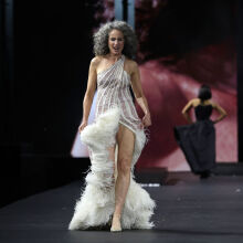 Εβδομάδα Μόδας Παρισιού: Η Andie MacDowell έλαμψε στην πασαρέλα με τα μαλλιά της στο φυσικό χρώμα τους