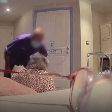 Στιγμιότυπο από το βίντεο κακοποίησης ηλικιωμένης στη Βρετανία