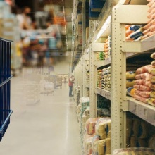 Μέσα στο «καλάθι του νοικοκυριού» ψωμί και κρέας