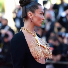 Η Μπέλα Χαντίντ «προσπαθεί» να χορέψει συρτάκι στο Κατάρ