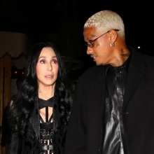 Σερ: Είναι ζευγάρι με τον 36χρονο Αλεξάντερ Έντουαρντς