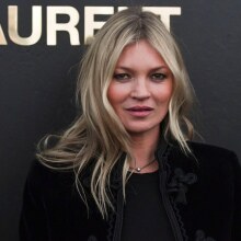 Kate Moss: Η “βασίλισσα του πάρτι” επέστρεψε – Το αποκαλυπτικό φόρεμα και το στιλιστικό ατύχημα