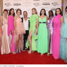 Ο Τάσος Μητρόπουλος με την Κατερίνα Στικούδη ανάμεσα στα μοντέλα του Show στο finale της επίδειξης